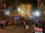 8月8日晚，甘肃甘南舟曲县民众在县委统办楼门口的广场上避震。　李媛 摄 - 甘肃新闻