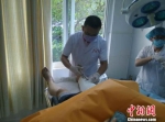 图为医护人员救治伤员。　甘肃省文县第一人民医院供图 摄 - 甘肃新闻