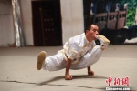 图为中国武术家表演崆峒绝技。　杨艳敏 摄 - 甘肃新闻