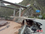 资料图：暴雨洪涝引发道路塌方。陇南公路管理局供 - 甘肃新闻