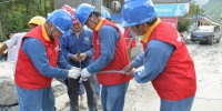 文县供电员工在泥泞中工作（图片提供：陇南供电公司） - 人民网