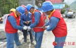 文县供电员工在泥泞中工作（图片提供：陇南供电公司） - 人民网
