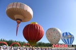8月12日，首届“丝路蔚蓝（阿克塞）热气球嘉年华”活动在甘肃酒泉市阿克塞县启幕。“世界最大的哈萨克毡房热气球”当日亮相（左一），并现场通过世界纪录协会认证。 - 甘肃新闻