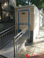 改建后的残疾人无障碍公共卫生间。（杨金涛 摄） - 人民网