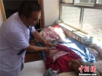73岁的周家梁村村民王普兰紧紧握着医护人员的手久久不愿放开。　史静静 摄 - 甘肃新闻