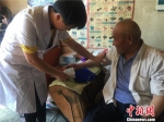 8月16日，家庭医生上门为年近八旬的下华家井村村民杨逢明测血压。　史静静 摄 - 甘肃新闻