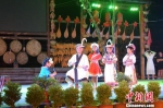 图为白马藏族儿童表演舞台剧。　李新星 摄 - 甘肃新闻