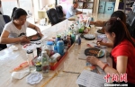 图为妇女学习制作手工艺品。　杨艳敏 摄 - 甘肃新闻