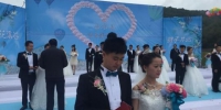 8月28日，甘肃合水县，18对新人举行集体婚礼。　杨娜 摄 - 甘肃新闻