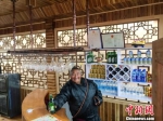在碌曲县尕海乡尕秀村，今年5月新开张的德乐牧家乐里，藏式风格的家具整洁有序。　徐雪 摄 - 甘肃新闻