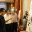 甘肃省委书记、省人大常委会主任林铎（左一）出席捐赠仪式并参观吴东魁画作。（王文嘉 摄） - 人民网