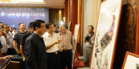 甘肃省委书记、省人大常委会主任林铎（左一）出席捐赠仪式并参观吴东魁画作。（王文嘉 摄） - 人民网