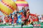 9月9日，首届“丝绸之路那达慕”文化旅游节于甘肃省酒泉市肃北蒙古族自治县开幕。图为开幕式表演。　杨艳敏 摄 - 甘肃新闻