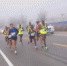 　图为运动员在大雾中开跑。　杨艳敏 摄 - 甘肃新闻