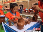 来自不同年龄段的陶艺爱好者在此间PK技艺。　徐雪 摄 - 甘肃新闻