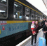乘客乘坐兰州开往重庆的首发列车K4518车次出发(资料图)。杨艳敏 摄 - 甘肃新闻