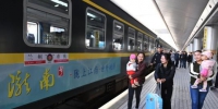 乘客乘坐兰州开往重庆的首发列车K4518车次出发(资料图)。杨艳敏 摄 - 甘肃新闻