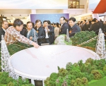 10月19日晚，十九大代表陆续来到北京展览馆参观“砥砺奋进的五年”大型成就展。图为代表们正在观看著名的FAST天文望远镜模型。

　　新华社记者 丁海涛摄 - 人民网