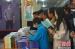 华语悬疑小说教父蔡骏携新书《镇墓兽》兰州签售 - 甘肃新闻