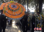 图为启动仪式上武警官兵代表向革命烈士纪念碑敬献花圈。　史静静 摄 - 甘肃新闻