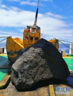 “向阳红01”船获取重约2吨的海底岩石样品 - 人民网