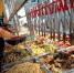 西北师范大学西苑餐厅近期推出了一款“智能选餐”模式，有60多种大江南北的菜品通过“无人结算”供师生自由选择。图为11月11日，师生在智慧食堂里自主选餐。　冯志军　摄 - 甘肃新闻