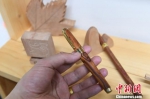 图为用木头制作的笔。　杨艳敏 摄 - 甘肃新闻