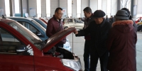 陈顺德和老伴在了解这辆红色新能源车（实习生 白瑜 摄） - 人民网