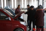 陈顺德和老伴在了解这辆红色新能源车（实习生 白瑜 摄） - 人民网