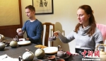 图为“丝路”沿线国青年学习中国传统茶艺。　崔琳 摄 - 甘肃新闻