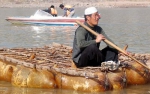 资料图：古老的水上交通工具羊皮筏子 - 甘肃新闻