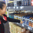 12月12日，兰州新区进口商品批发中心百货区经理李志娟为顾客介绍韩国洗发水的作用及功效。　闫姣 摄 - 甘肃新闻