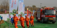 图为消防部门前往现场搜救受伤人员。　李浩 摄 - 甘肃新闻