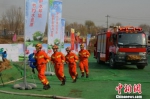 图为消防部门前往现场搜救受伤人员。　李浩 摄 - 甘肃新闻