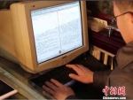 肖军原先一直用笔写文章，后来堂弟赠送给他一台旧电脑，能够更方便地录入文稿了。　钟欣 摄 - 甘肃新闻