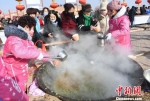 12月22日，山丹民众享用冬至大餐“牛娃子饭”。　杨艳敏 摄 - 甘肃新闻