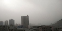 12月28日下午，冷空气入境逾两个月无降水的兰州城区，林立的高楼之间沙尘弥漫。　冯志军　摄 - 甘肃新闻
