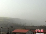 28日上午，甘肃张掖市肃南县境内出现浮尘，天空昏黄，空气质量较差。　徐延欣 摄 - 甘肃新闻