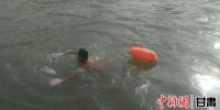 本次活动吸引了甘肃各地的330多名游泳爱好者的参与，图为游泳爱好者横渡黄河。艾庆龙 摄 - 甘肃新闻