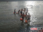 游泳爱好者在终点浅滩处，相互庆祝。艾庆龙 摄 - 甘肃新闻