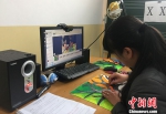 甘肃乡村教师正在上美术课。(资料图片) 中新社记者 刘玉桃 摄 - 甘肃新闻