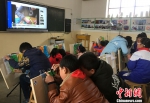 甘肃乡村学生通过“网络课堂”学习画画。(资料图片) 中新社记者 刘玉桃 摄 - 甘肃新闻