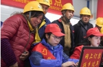 合肥：帮助外来务工人员网购火车票 - 中国甘肃网