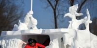 国际雪雕比赛忙  - 人民网