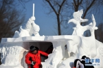 国际雪雕比赛忙  - 人民网
