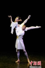 近日，兰州芭蕾舞团凭借着芭蕾版《大梦敦煌》惊艳亮相第三届中国国际芭蕾演出季。图为芭蕾版《大梦敦煌》演出剧照。　钟欣 摄 - 甘肃新闻