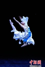 图为芭蕾版《大梦敦煌》演出剧照。　钟欣 摄 - 甘肃新闻
