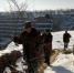 寒冬时节的清晨，长庆油田第11采油厂保安大队的队员踩着积雪开始输油管线巡护。　李海霞 摄 - 甘肃新闻