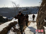 寒冬时节的清晨，长庆油田第11采油厂保安大队的队员踩着积雪开始输油管线巡护。　李海霞 摄 - 甘肃新闻