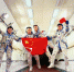1999年7月26日，航天员潘占春、李庆龙、费俊龙、刘旺（从左至右）在俄罗斯进行失重飞机训练。 - 人民网